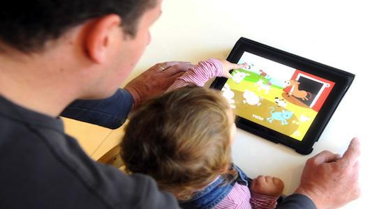 une fille et son père sur une tablette tactile enfant